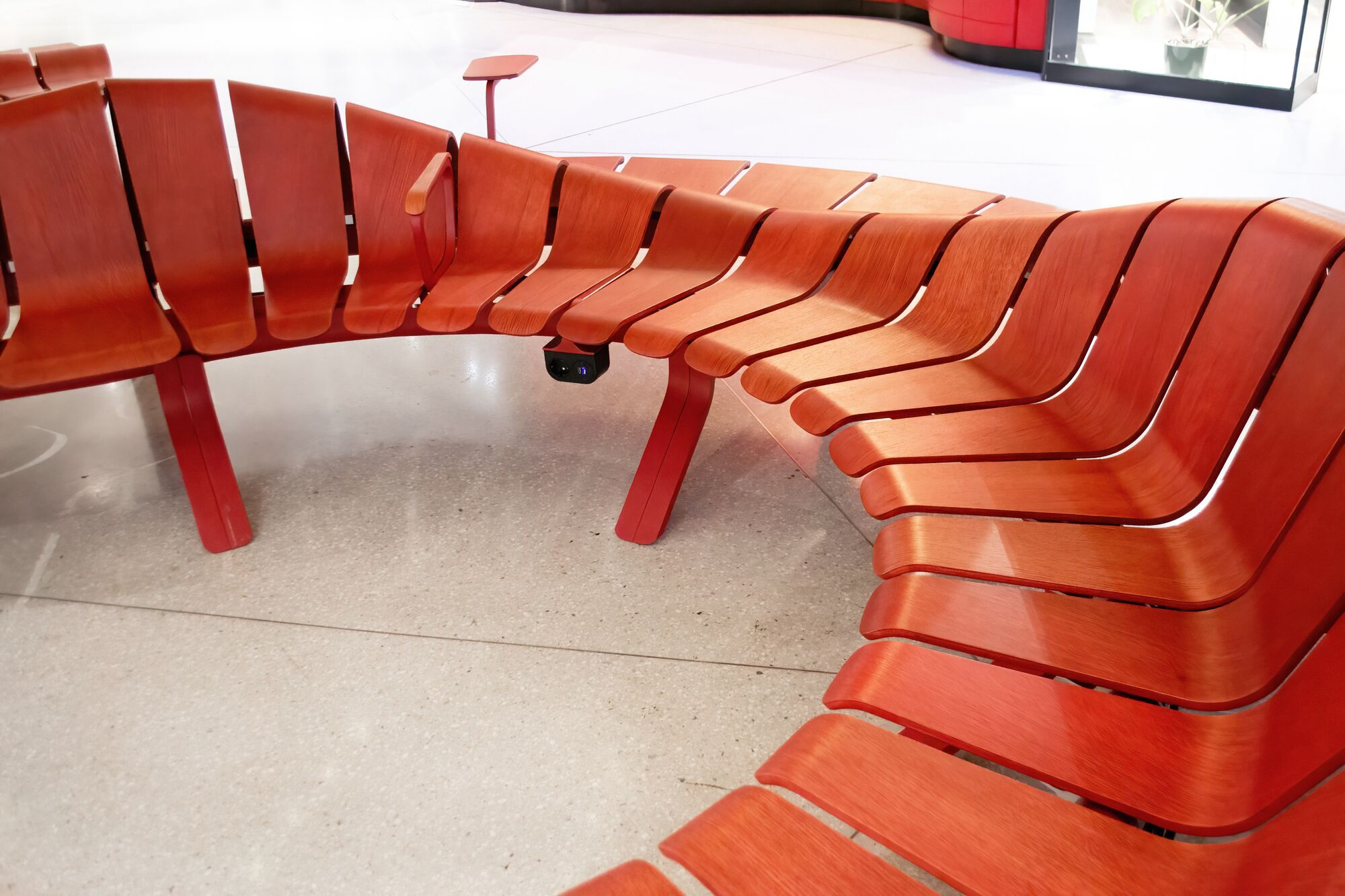 Ascent van Circalle in het rood in winkelcentrum Emporia in Malmö