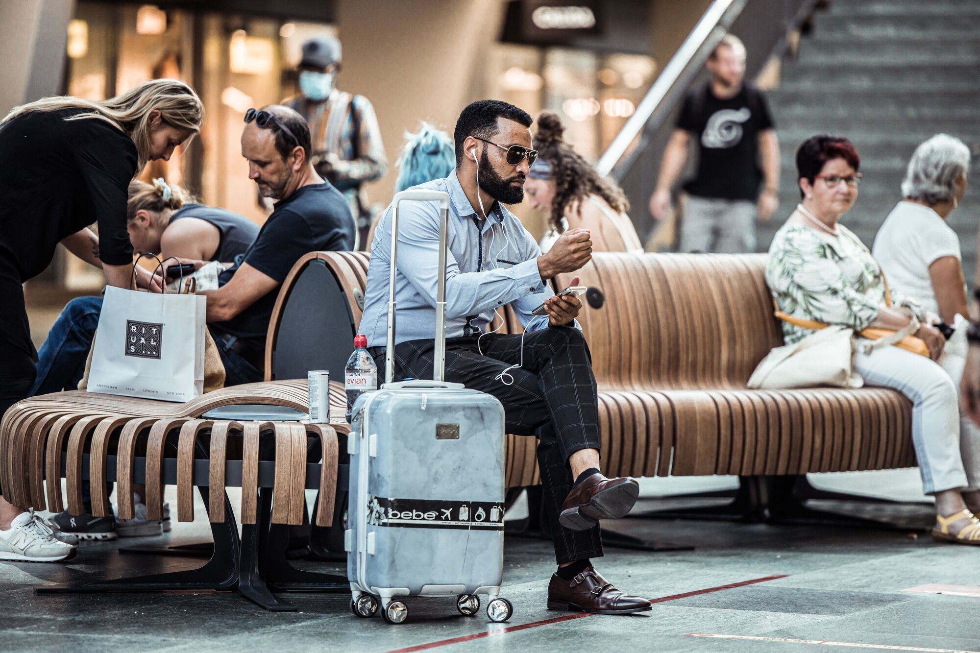 Nova C van Circalle met reizigers in een stationshal