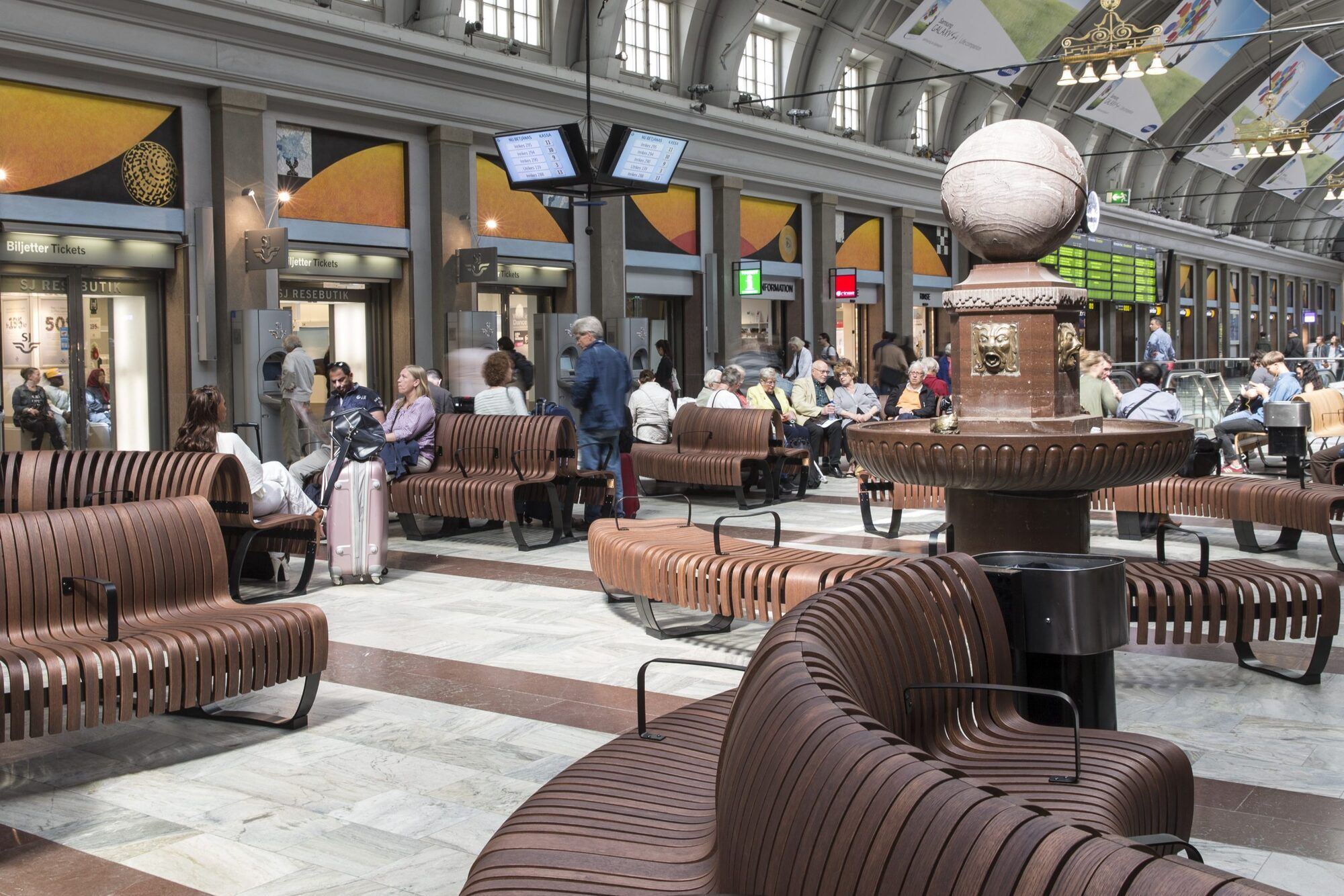 Nova C-banken met reizigers in het centraal station van Stockholm
