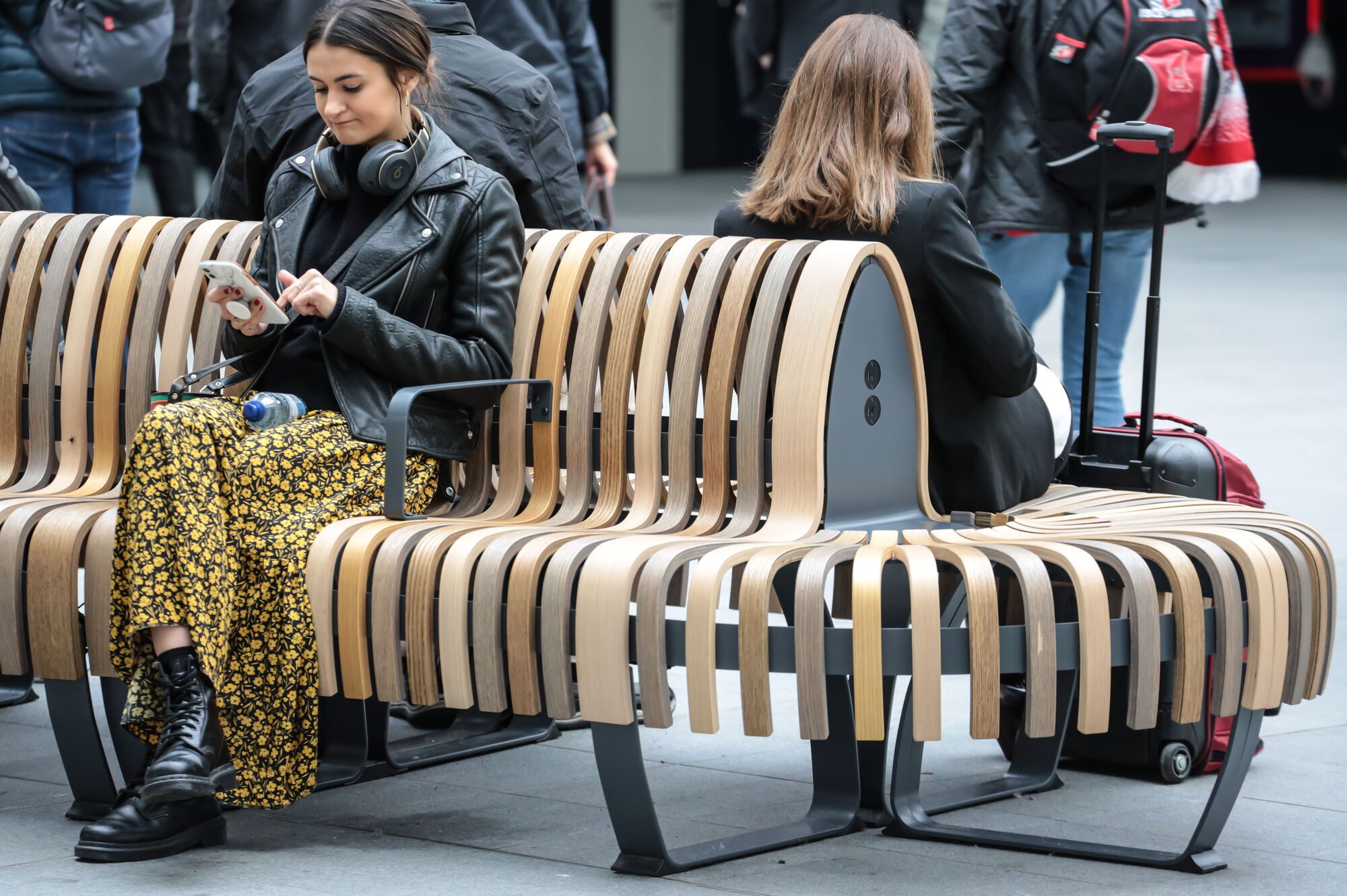 Reizigers met bagage op Nova C-banken in het station van Leeds