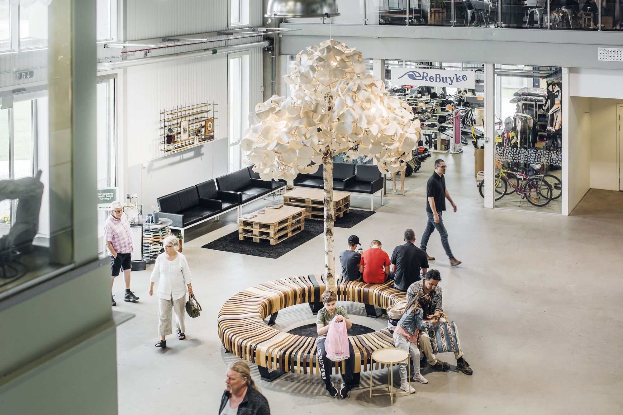 Zitzone met Leaf Lamp in winkelcentrum ReTuna