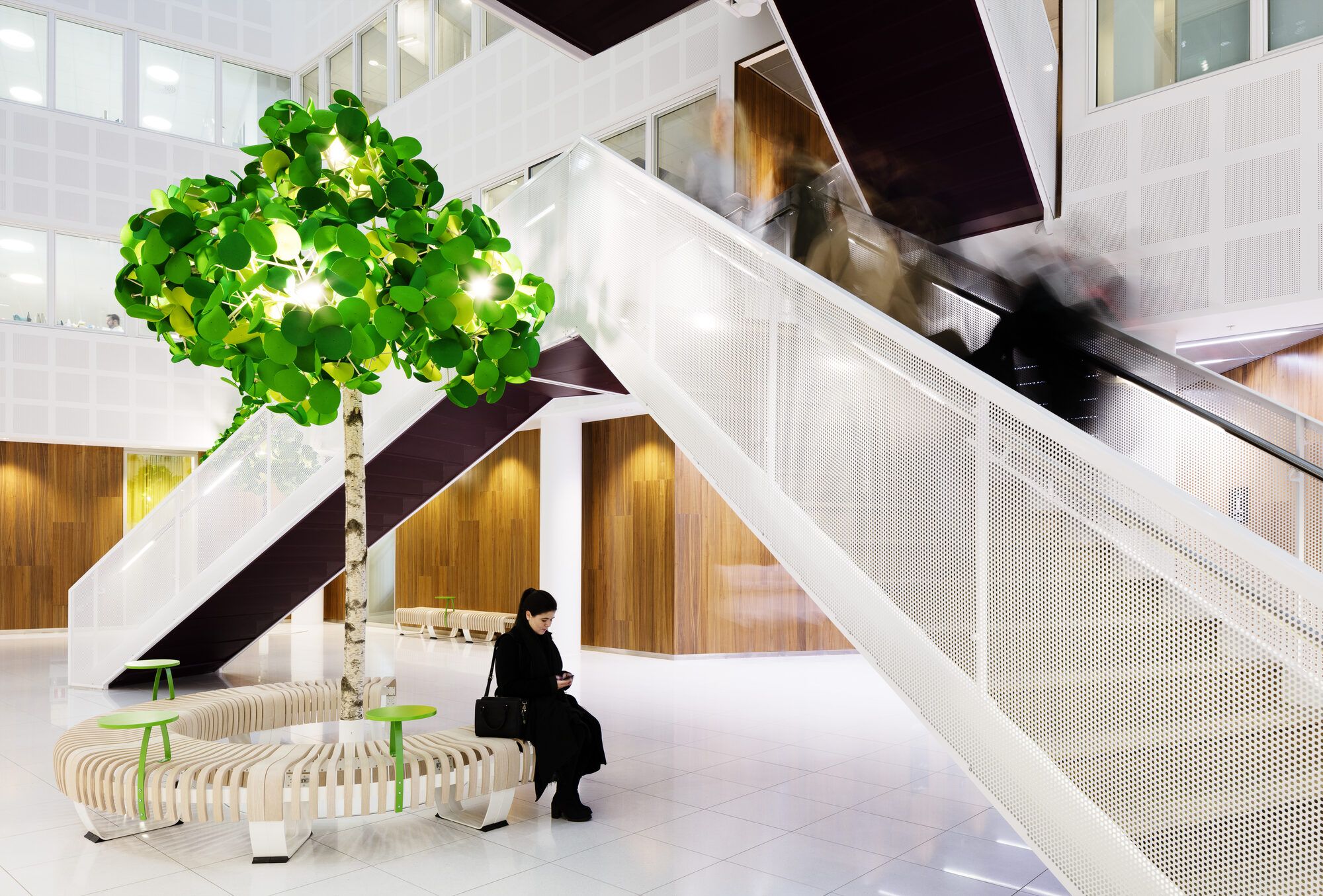 Leaf Lamp en zitelementen in de lobby van Torsplan in Stockholm