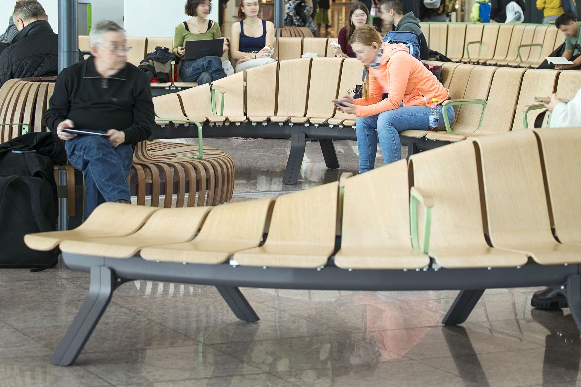 Wachtzone met zitelementen in de luchthaven El Prat