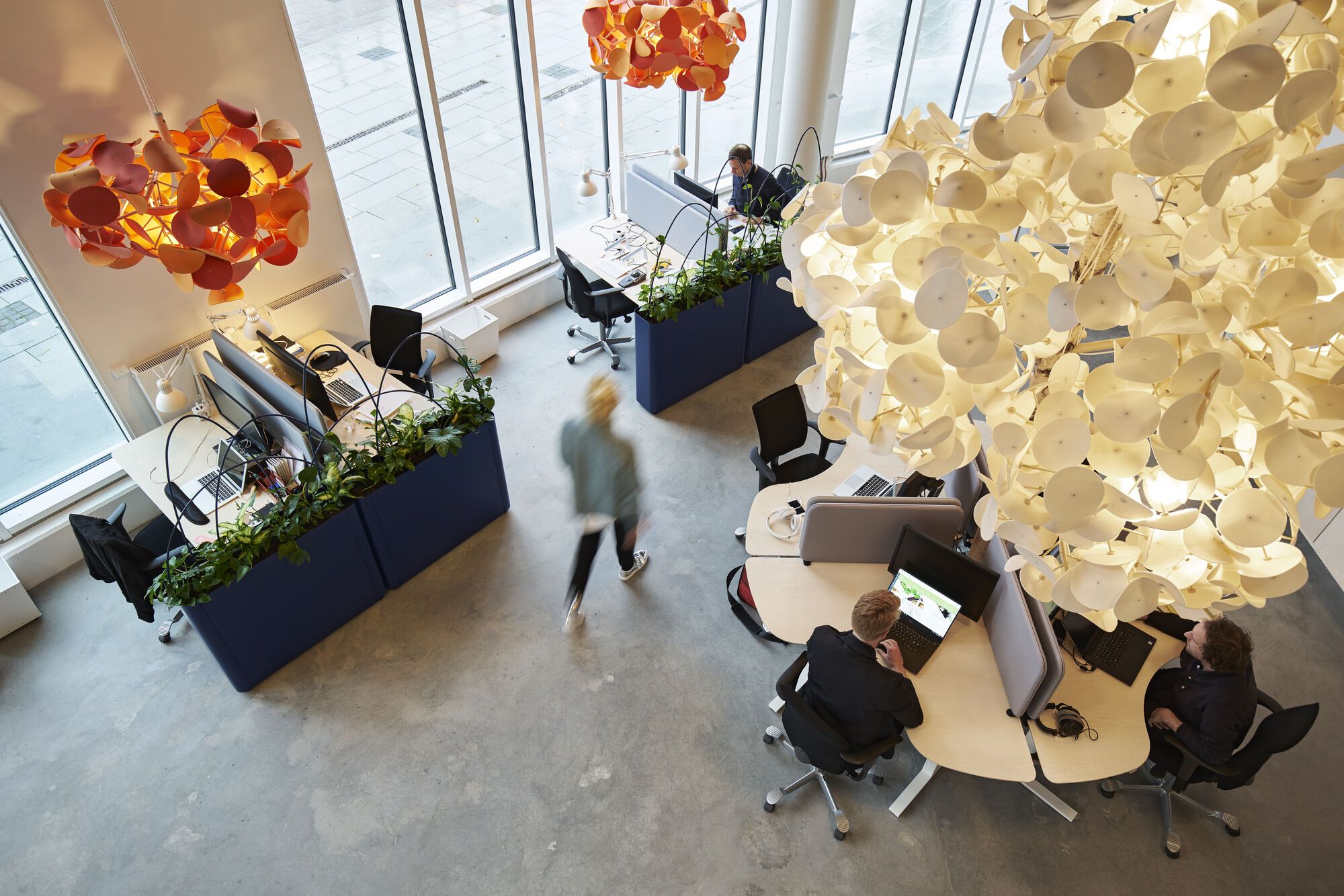 Werkplekken onder Leaf Lamps, van bovenaf gezien