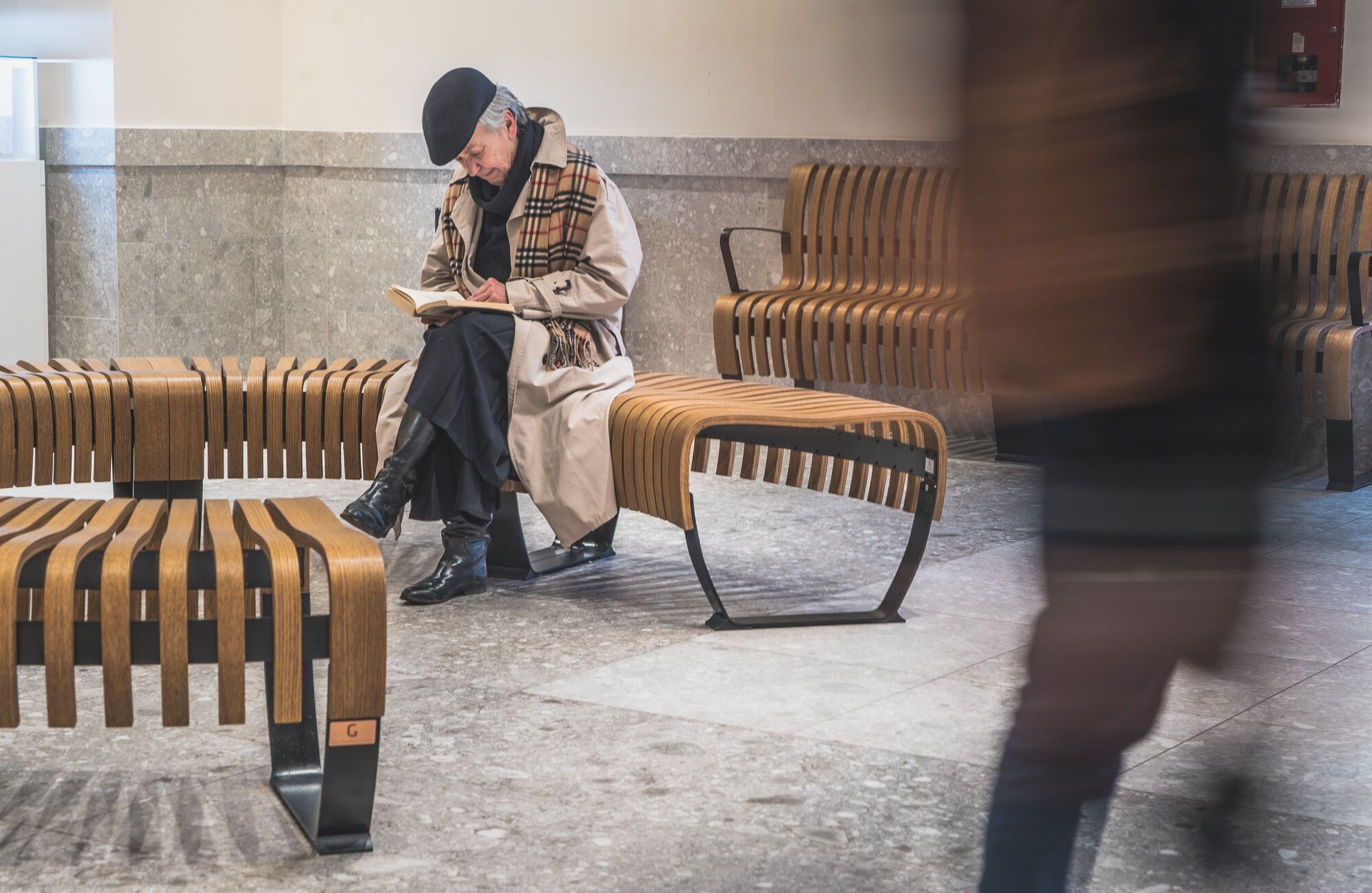 Man leest op een Nova C-bank in de Coop in Terni