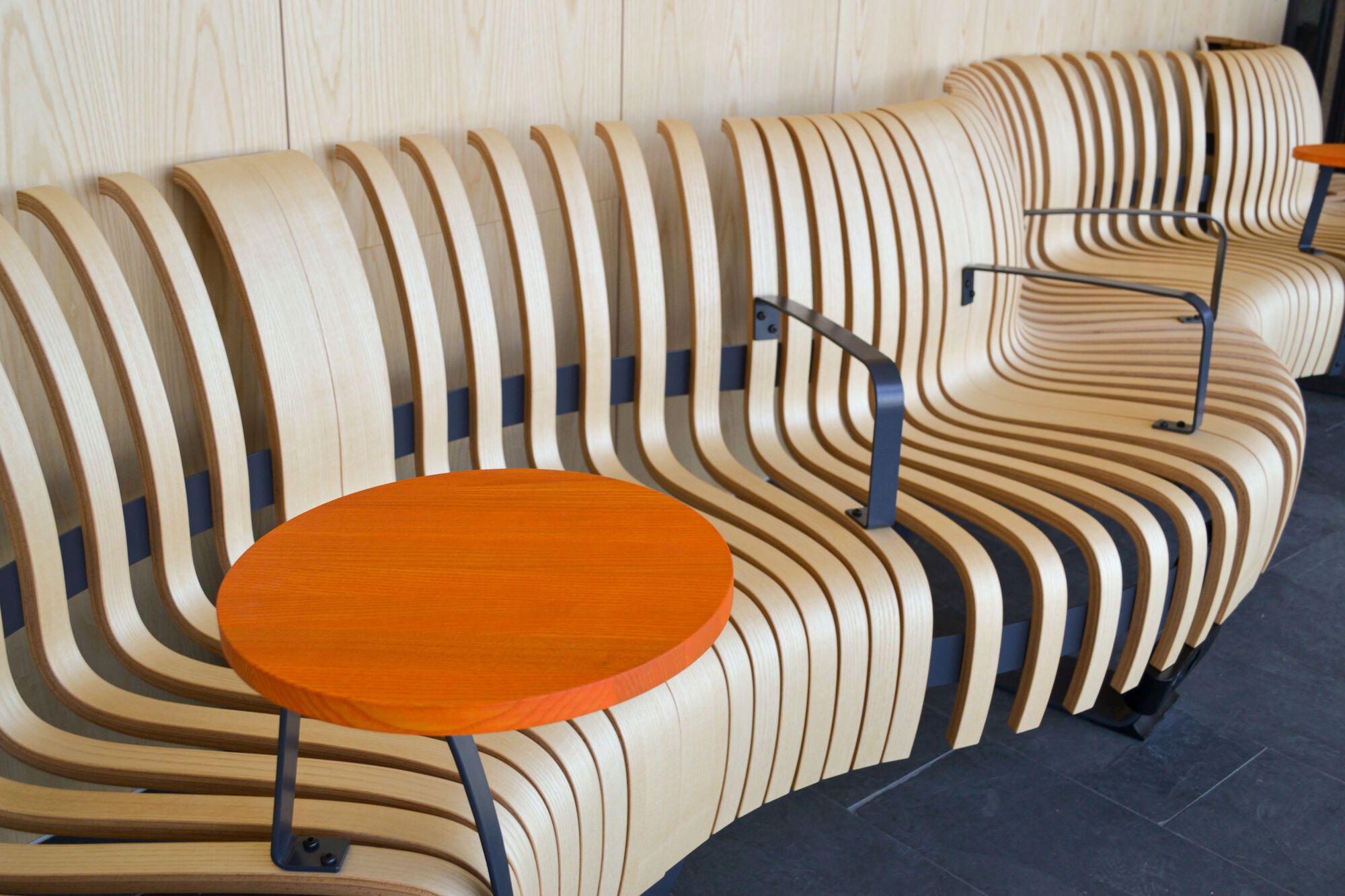 Lange houten zitbank in een openbaar gebouw