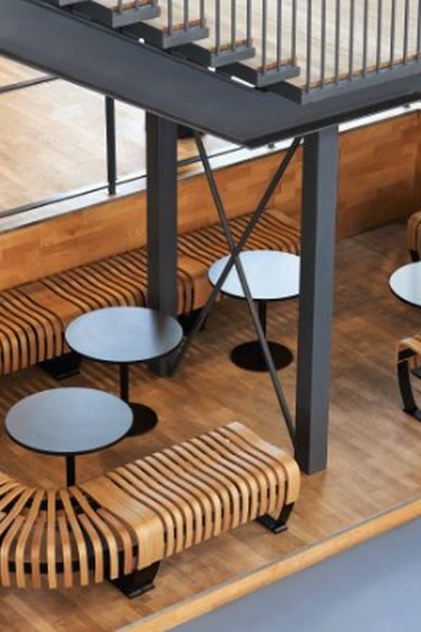 Ascent-zitbank van Green Furniture Concept met tafelbladen onder een trappenpartij