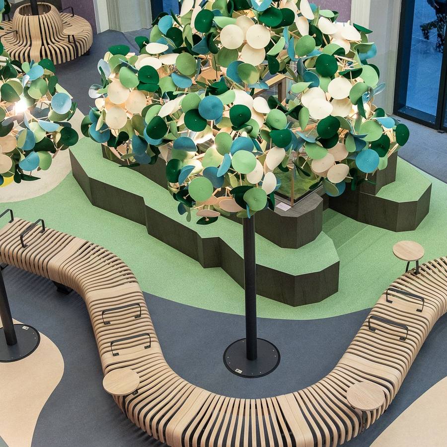 Modulaire zitelementen met geïntegreerd groen in een publieke binnenruimte – interieurinrichting door Herva-Doublet