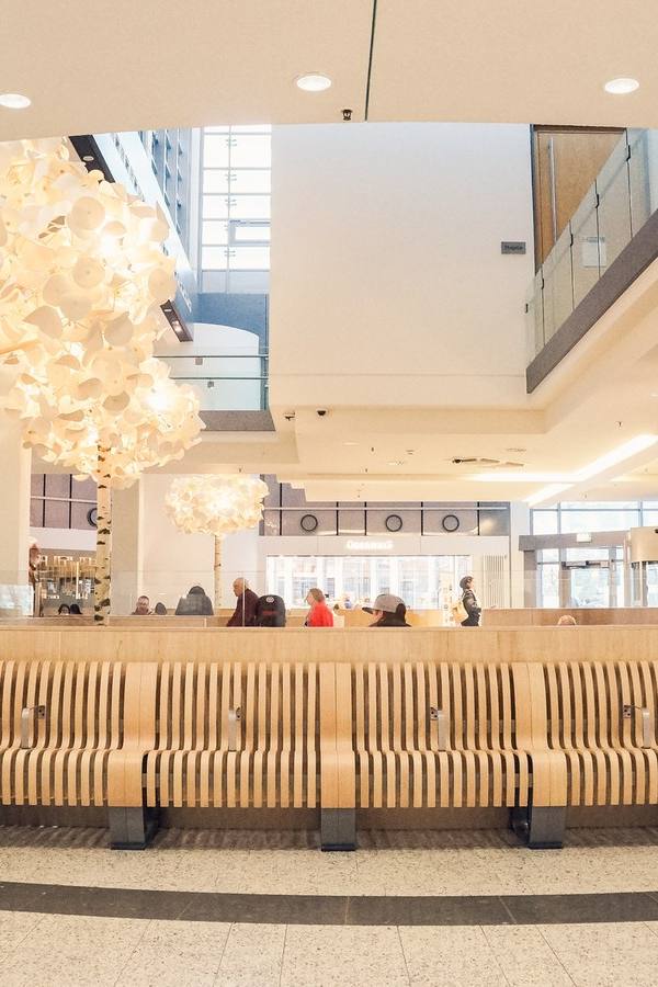 Leaf Lamp Tree van Green Furniture Concept boven een lange modulaire zitbank