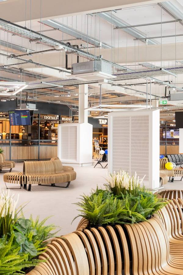 Pelago-zitelementen van Green Furniture Concept met geïntegreerde beplanting in een publieke ruimte