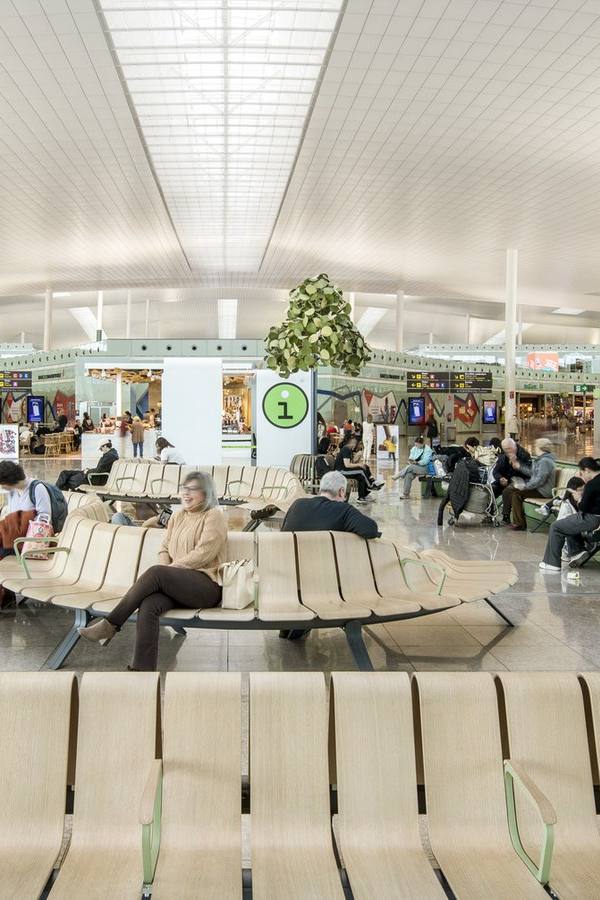 Doorlopende modulaire zitbanken van Green Furniture Concept in een luchthaventerminal