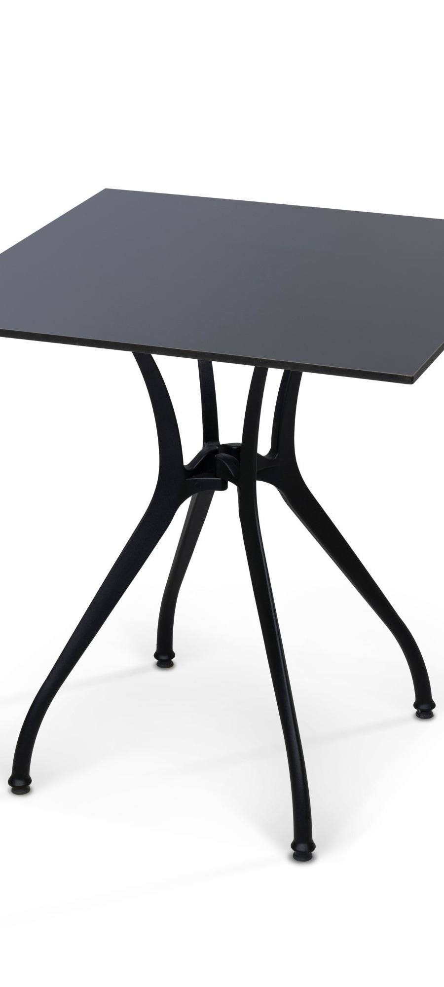 Tafel met aluminium onderstel en gebogen poten