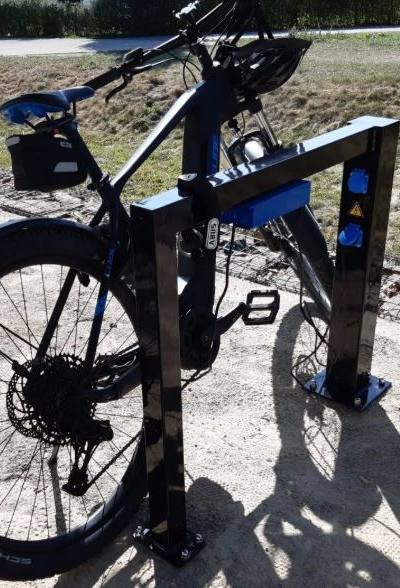 Fietsenrek met geïntegreerde laadpunten