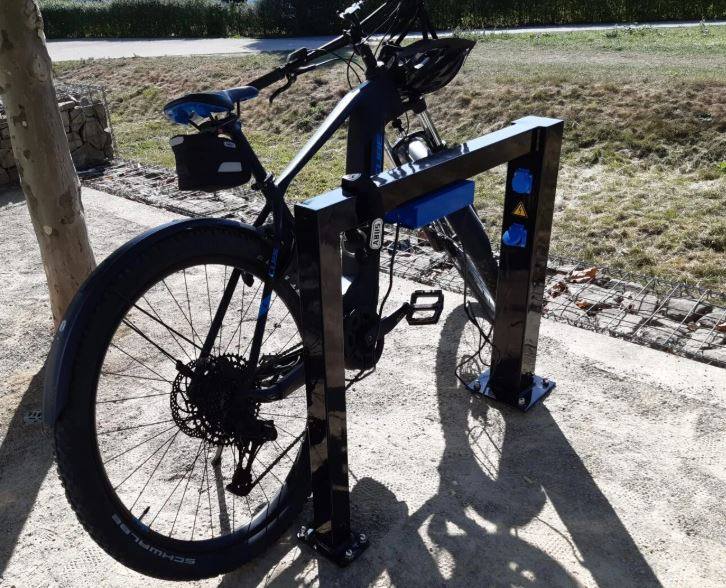 Fietsenrek met geïntegreerde laadpunten