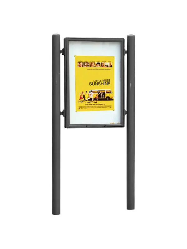 Informatiepaneel met vitrine op palen