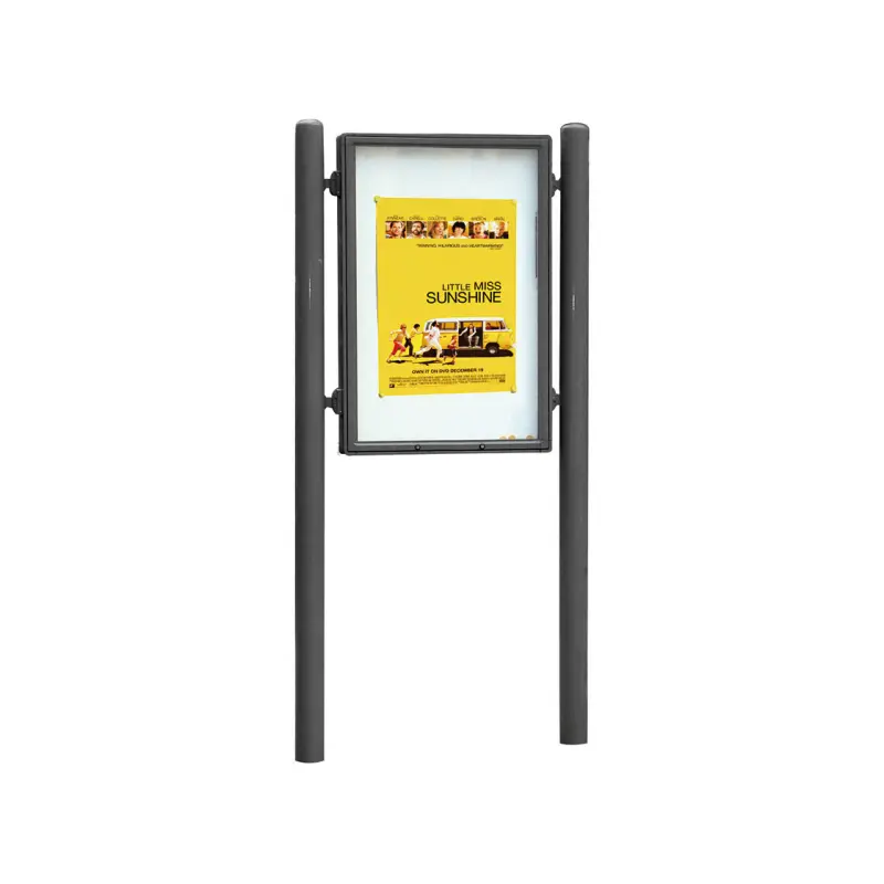 Informatiepaneel met vitrine op palen