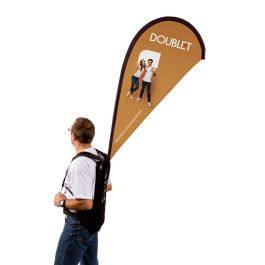 Beachflag op rugzak (street marketing)