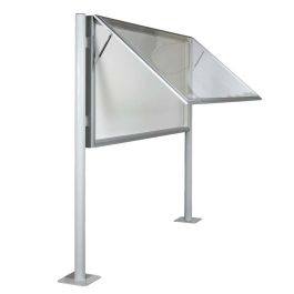 Buitenvitrine op poten in kleur