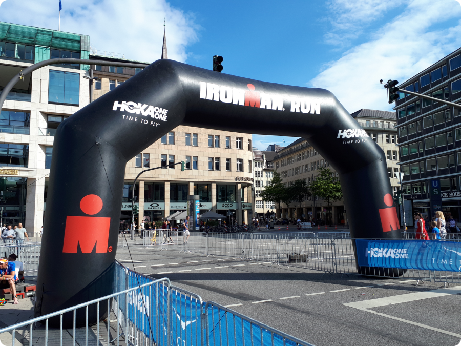 Opblaasbare start- en aankomstboog voor een triatlon
