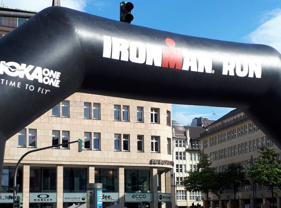 Opblaasbare boog aan de aankomst van een Ironman-wedstrijd in Hamburg