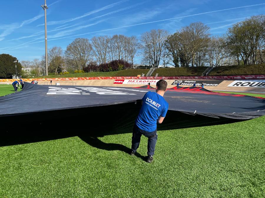 Reuzendoek aan het parcours van Parijs-Roubaix