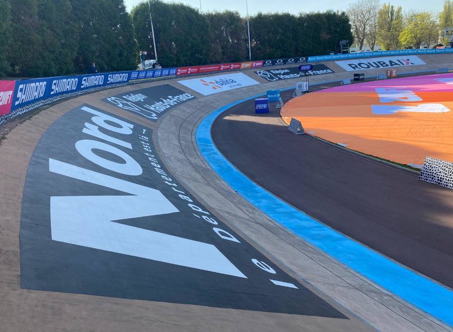 Het velodroom van Roubaix in wedstrijdaankleding