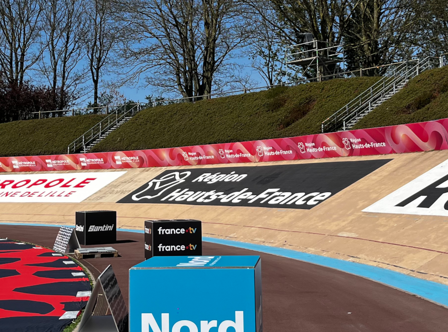 Het velodroom van Roubaix in wedstrijdaankleding