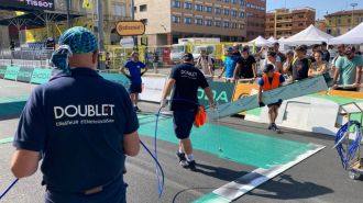 Bedrukte dragers langs het wedstrijdparcours
